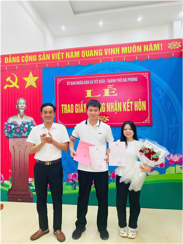 UBND XÃ YẾT KIÊU, THÀNH PHỐ HẢI PHÒNG TỔ CHỨC TRAO GIẤY CHỨNG NHẬN KẾT HÔN CHO CÔNG DÂN
