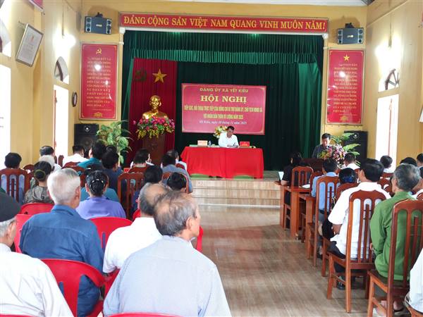 ĐỒNG CHÍ BÍ THƯ ĐẢNG ỦY, CHỦ TỊCH HĐND XÃ YẾT KIÊU TIẾP XÚC, ĐỐI THOẠI TRỰC TIẾP VỚI NHÂN DÂN THÔN VÔ LƯỢNG