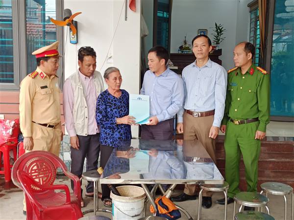 2 TRƯỜNG HỢP TẠI XÃ YẾT KIÊU ĐƯỢC BAN AN TOÀN GIAO THÔNG THÀNH PHỐ TẶNG QUÀ NHÂN “NGÀY THẾ GIỚI TƯỞNG NIỆM CÁC NẠN NHÂN TỬ VONG VÌ TAI NẠN GIAO THÔNG” NĂM 2025