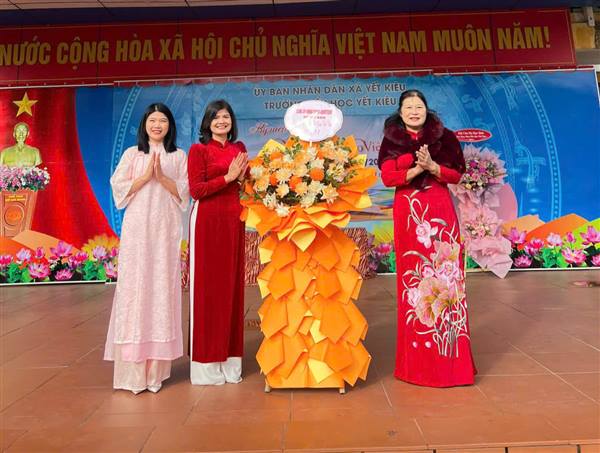 ĐỒNG CHÍ PHẠM THỊ THU CHUNG VUI NGÀY NHÀ GIÁO VIỆT NAM VỚI TẬP THỂ GIÁO VIÊN VÀ HỌC SINH TRƯỜNG TIỂU HỌC YẾT KIÊU VÀ MẦM NON LÊ LỢI