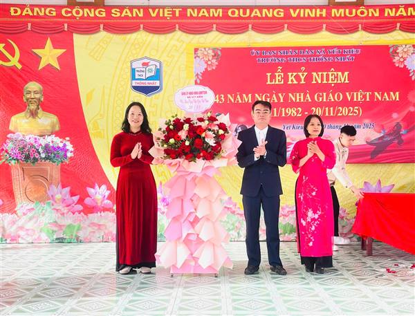 ĐỒNG CHÍ BÍ THƯ ĐẢNG ỦY, CHỦ TỊCH HĐND XÃ YẾT KIÊU VŨ VĂN CẤP THĂM, CHÚC MỪNG NGÀY NHÀ GIÁO VIỆT NAM 20/11 TẠI TRƯỜNG THCS THỐNG NHẤT