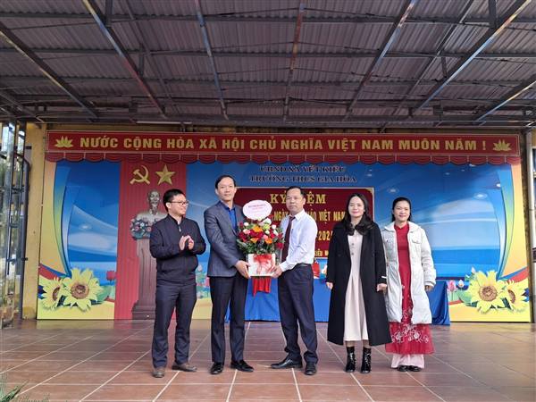 LÃNH ĐẠO XÃ YẾT KIÊU CHÚC MỪNG CÁC THẦY GIÁO, CÔ GIÁO NHÂN KỶ NIỆM 43 NĂM NGÀY NHÀ GIÁO VIỆT NAM