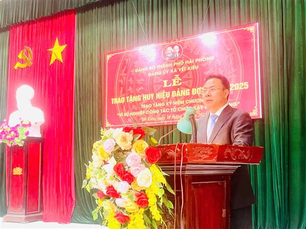 ĐẢNG ỦY XÃ YẾT KIÊU TỔ CHỨC LỄ TRAO TẶNG HUY HIỆU ĐẢNG VÀ TRAO TẶNG KỶ NIỆM CHƯƠNG VÌ SỰ NGHIỆP CÔNG TÁC TỔ CHỨC XÂY DỰNG ĐẢNG