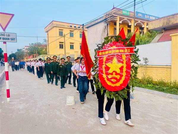 TẬP THỂ GIÁO VIÊN, HỌC SINH TRƯỜNG THCS LÊ LỢI RA QUÂN DỌN DẸP VỆ SINH & DÂNG HƯƠNG TRI ÂN ANH HÙNG LIỆT SĨ