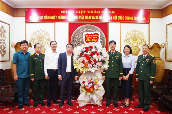 LÃNH ĐẠO XÃ YẾT KIÊU CHÚC MỪNG BỘ CHỈ HUY QUÂN SỰ THÀNH PHỐ VÀ BAN CHỈ HUY PHÒNG THỦ KHU VỰC 3 LÊ THANH NGHỊ NHÂN NGÀY 22/12