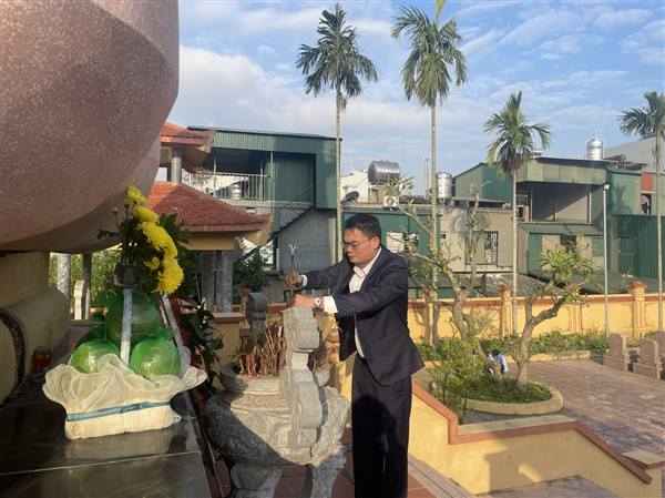 LÃNH ĐẠO XÃ YẾT KIÊU DÂNG HƯƠNG TƯỞNG NIỆM CÁC ANH HÙNG LIỆT SĨ