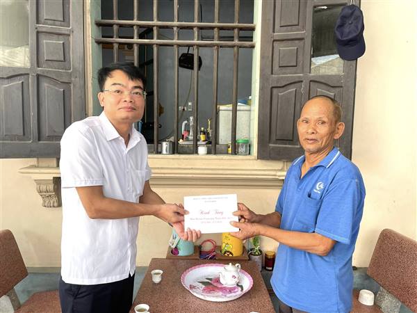 Các đồng chí lãnh đạo xã Yết Kiêu trực tiếp đi thăm, tặng 45 suất quà trị giá 22,5 triệu đồng cho các gia đình chính sách trên địa bàn xã Nhân kỷ niệm 78 năm ngày Thương binh - Liệt sĩ 27/7/2025
