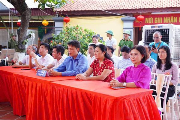 Trao tặng 100 suất quà cho gia đình có hoàn cảnh khó khăn