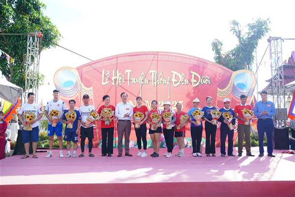 Sôi nổi các hoạt động văn hoá, trò chơi dân gian tại Lễ hội truyền thống Đền Đươi 2025