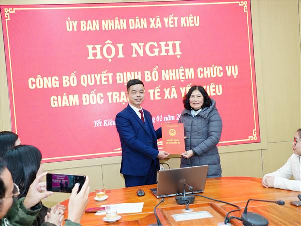 Trao Quyết định bổ nhiệm chức vụ Giám đốc Trạm Y tế xã Yết Kiêu