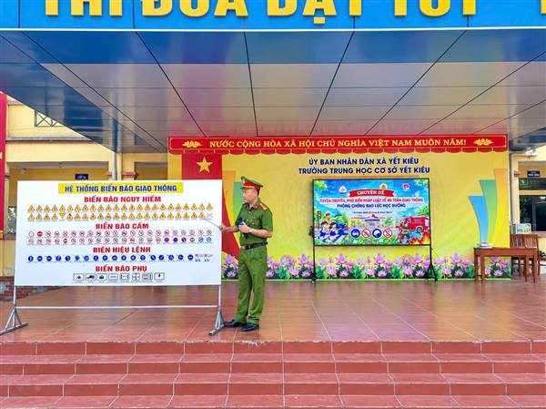 Công an xã Yết Kiêu triển khai chiến dịch lái xe an toàn, phòng chống bạo lực học đường tại trường THCS Yết Kiêu