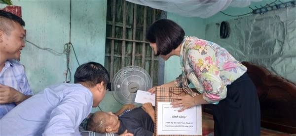 Lãnh đạo xã Yết Kiêu thăm và tặng quà người cao tuổi nhân dịp kỷ niệm Ngày Quốc tế Người cao tuổi 01/10