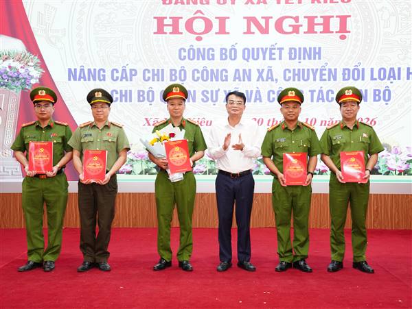 Đảng ủy xã Yết Kiêu công bố quyết định nâng cấp Chi bộ công an xã, chuyển đổi loại hình Chi bộ quân sự xã và công tác cán bộ