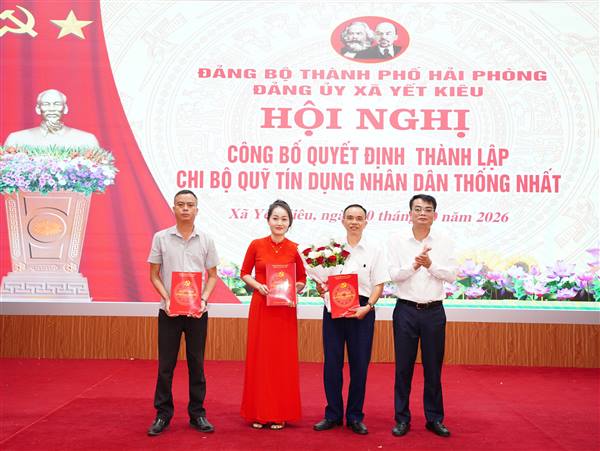 Đảng ủy xã Yết Kiêu công bố Quyết định thành lập Chi bộ Quỹ tín dụng nhân dân Thống Nhất