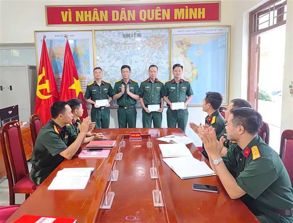 Ban CHQS xã Yết Kiêu thăm, tặng quà động viên lực lượng luyện tập điều lệnh đội ngũ
