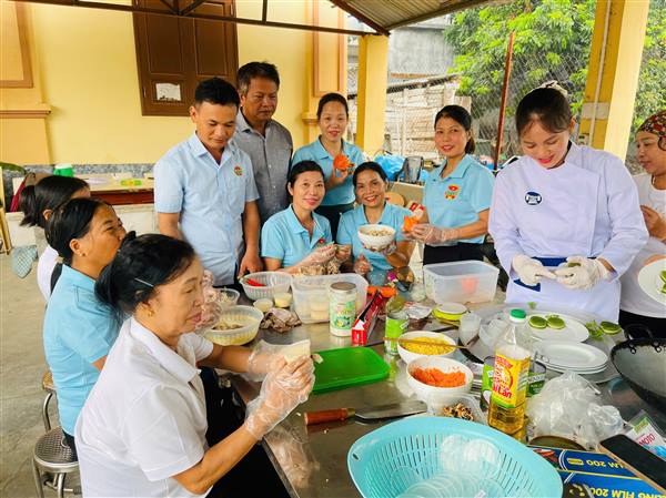 Hội Nông dân xã Yết Kiêu tổ chức tập huấn kỹ thuật nấu ăn và chăn nuôi gà cho hội viên