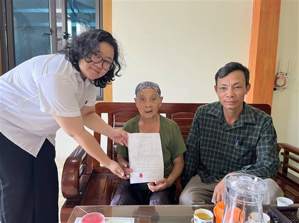 Trung tâm Phục vụ hành chính công xã Yết Kiêu đưa dịch vụ công đến tận nhà cho người cao tuổi