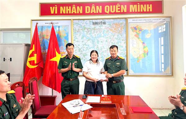 Ban chỉ huy quân sự xã Yết Kiêu tổ chức bàn giao chức vụ chính trị viên