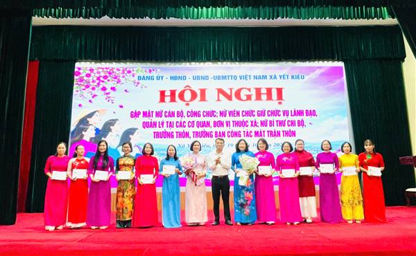Xã Yết Kiêu gặp mặt, chúc mừng nữ cán bộ nhân Ngày Phụ nữ Việt Nam 20/10