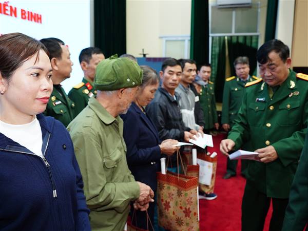 Ủy ban MTTQ Việt Nam xã Yết Kiêu phối hợp với CCB Trần Văn Ngũ trao quà “Tết nghĩa tình – Xuân 2026” cho hội viên cựu chiến binh có hoàn cảnh khó khăn