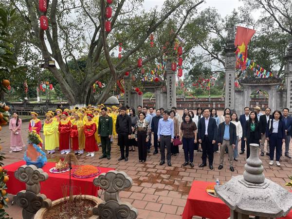 Lãnh đạo xã Yết Kiêu dâng hương nhân Hội Xuân Đền Quát