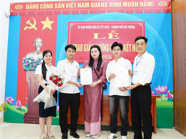 Trung tâm Phục vụ hành chính công xã Yết Kiêu trao Giấy đăng ký kết hôn cho công dân