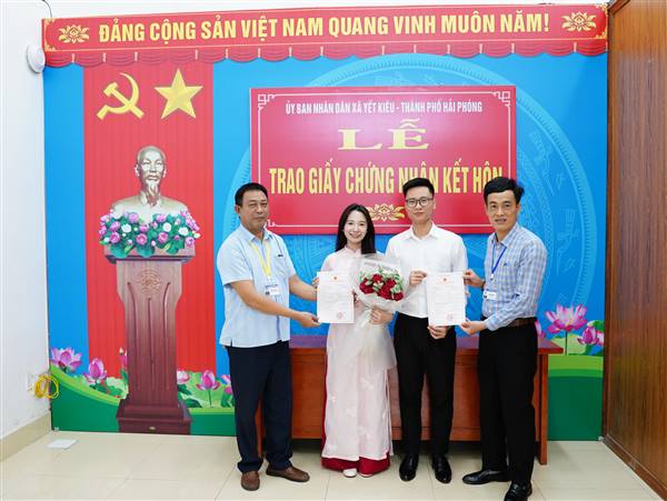 Trung tâm Phục vụ hành chính công xã Yết Kiêu trao Giấy đăng ký kết hôn cho công dân
