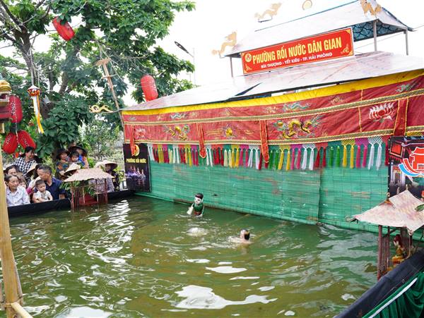 Các nghệ nhân Phường rối nước Bùi Thượng biểu diễn phục vụ nhân dân