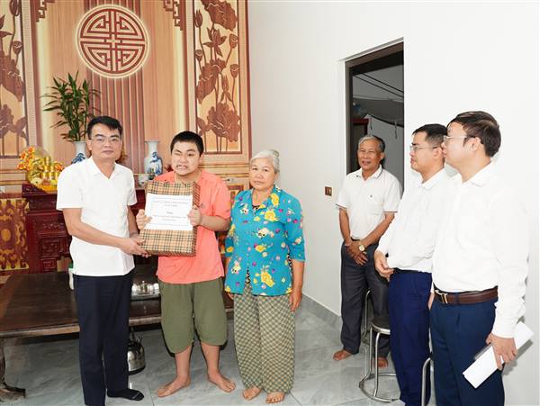 Lãnh đạo xã Yết Kiêu thăm, tặng quà người khuyết tật nhân “Ngày người khuyết tật Việt Nam - 18/4”