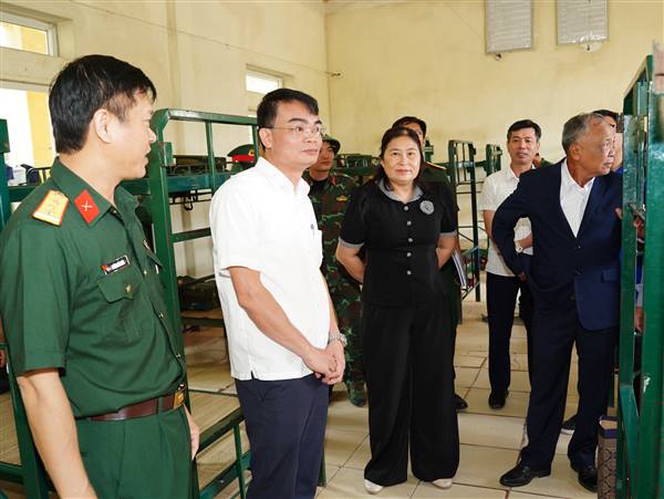 Lãnh đạo cấp ủy, chính quyền xã Yết Kiêu đi thăm, động viên chiến sĩ mới nhập ngũ năm 2026