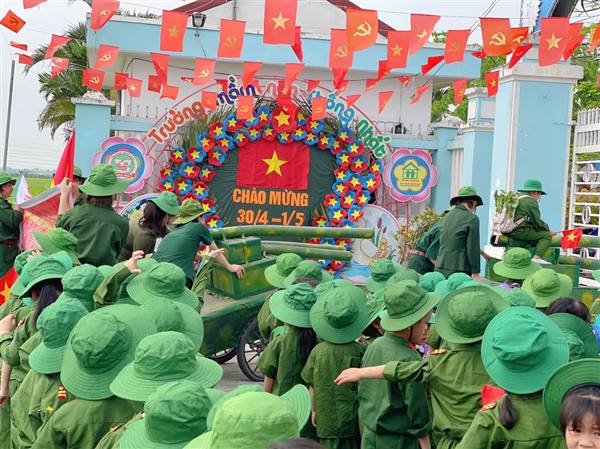 Trường Mầm non Thống Nhất rộn ràng hoạt động trải nghiệm chào mừng Ngày Giải phóng miền Nam 