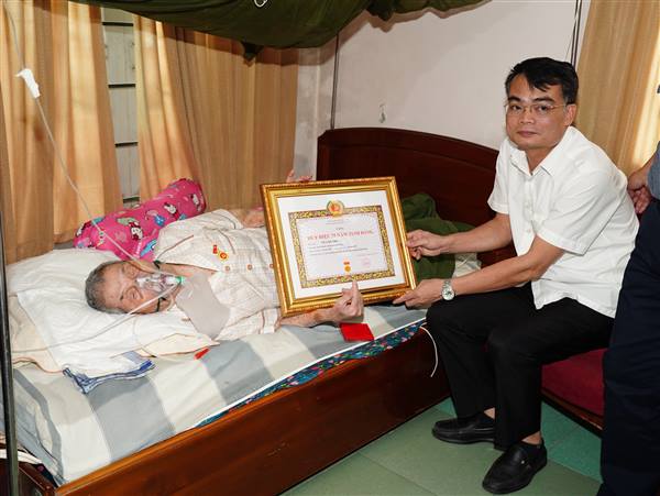 Trao Huy hiệu 75 năm tuổi Đảng cho đảng viên lão thành Vũ Văn Như