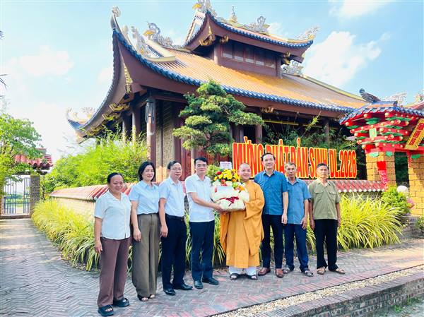 Lãnh đạo xã Yết Kiêu thăm, tặng quà các tăng ni, chức sắc Phật giáo nhân Đại lễ Phật đản Phật lịch 2570 - Dương lịch 2026