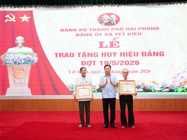 Đảng ủy xã Yết Kiêu trao Huy hiệu Đảng dịp kỷ niệm 136 năm sinh nhật Bác 19/5