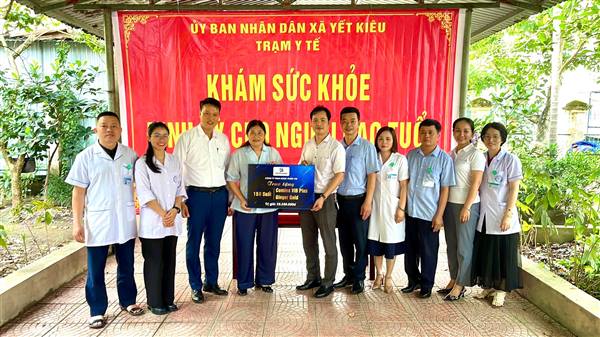 Công ty TNHH Dược phẩm VIB trao tặng 150 suất quà cho người cao tuổi xã Yết Kiêu
