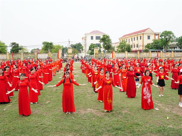 Tưng bừng đồng diễn dân vũ và giải đi bộ của Phụ nữ Yết Kiêu