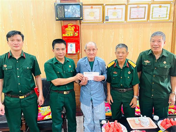 Hội Cựu chiến binh xã Yết Kiêu thăm, tặng quà cựu chiến binh Điện Biên nhân kỷ niệm 72 năm Chiến thắng Điện Biên Phủ