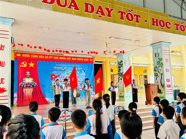 Trường Tiểu học Gia Hòa tổ chức Lễ chào cờ kỷ niệm 85 năm Ngày thành lập Đội TNTP Hồ Chí Minh