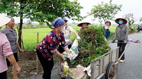 Phụ nữ xã Yết Kiêu chăm sóc, làm đẹp đường hoa nhân kỷ niệm 136 năm Ngày sinh Chủ tịch Hồ Chí Minh