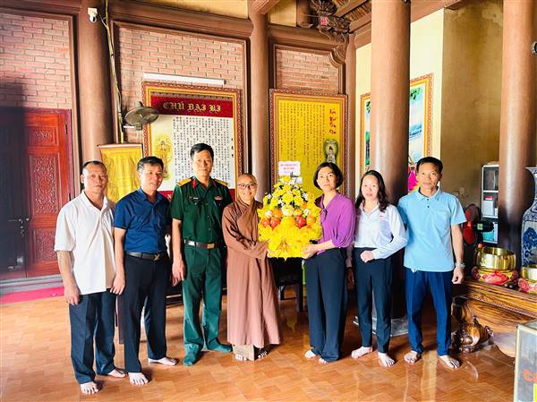 Lãnh đạo xã Yết Kiêu thăm, tặng quà các tăng ni nhân Đại lễ Phật đản 2026