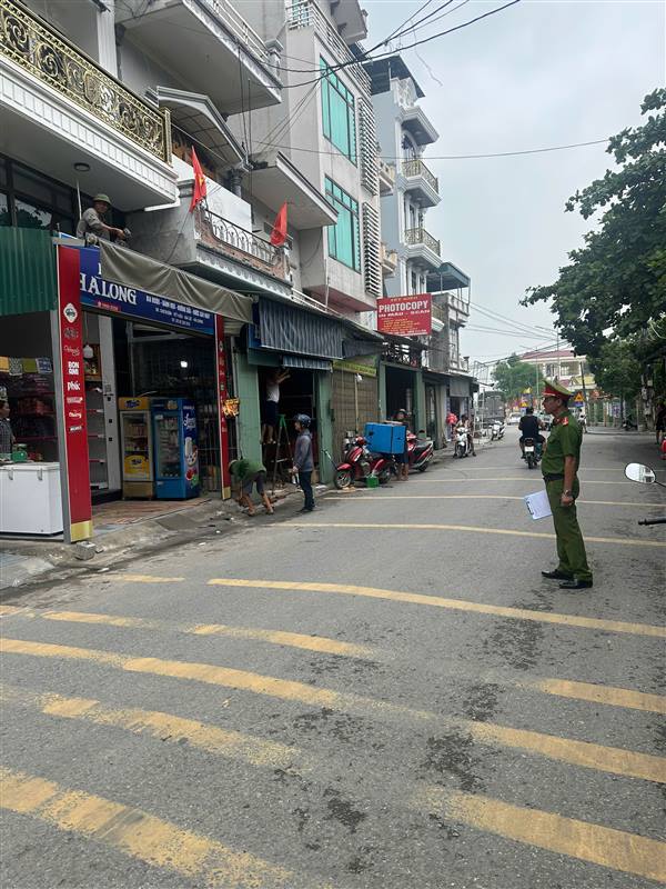 Công an xã Yết Kiêu quyết liệt xử lý vi phạm lấn chiếm hành lang công cộng tại khu vực chợ Buộm