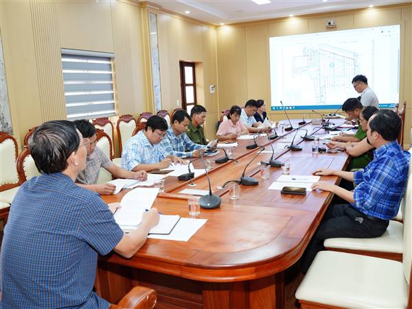 Ban cưỡng chế thu hồi đất xã Yết Kiêu đối thoại với hộ gia đình ông Vũ Xuân Viễn thuyết phục tạo sự đồng thuận để bàn giao đất