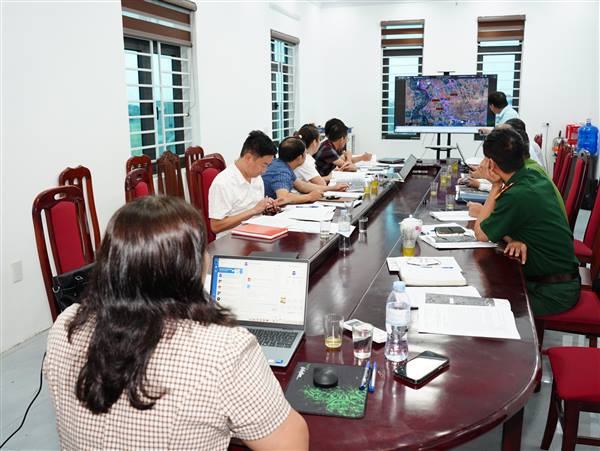 UBND xã Yết Kiêu nghe thuyết minh phương án thiết kế dự án “Cải tạo, nâng cấp đường trục chính thôn Vân Am”