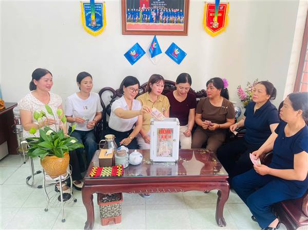 Phụ nữ xã Yết Kiêu mở hòm tiết kiệm hỗ trợ phụ nữ khởi nghiệp