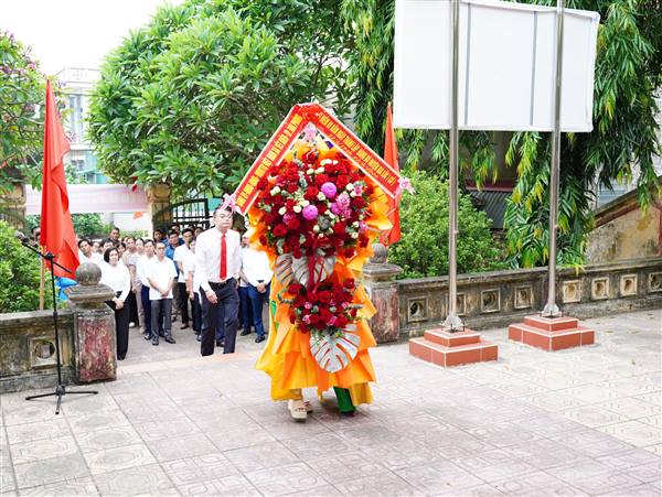 Xã Yết Kiêu dâng hoa nhân kỷ niệm 80 năm Ngày thành lập Đảng bộ huyện Gia Lộc (cũ)
