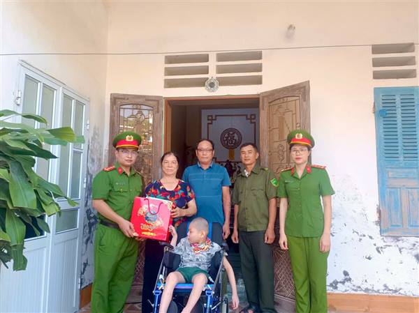 Chi đoàn thanh niên, Chi hội phụ nữ Công an xã Yết Kiêu tổ chức tặng quà cho trẻ em có hoàn cảnh khó khăn nhân Ngày Quốc tế thiếu nhi 01/6