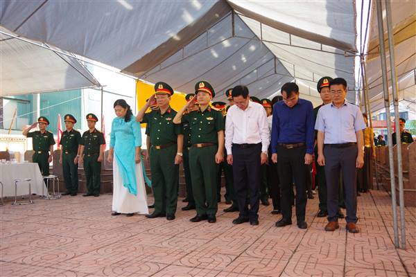 Tư lệnh Quân khu 3 và Phó Chủ tịch UBND - Trưởng Ban chỉ đạo 515 thành phố Hải Phòng kiểm tra và dâng hương tại Nghĩa trang liệt sĩ Yết Kiêu
