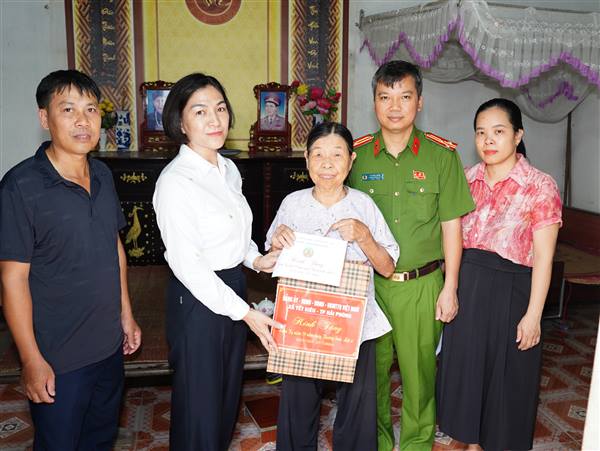Xã Yết Kiêu thăm tặng quà gia đình người có công, thân nhân liệt sĩ nhân kỷ niệm 79 năm ngày Thương binh- Liệt sĩ