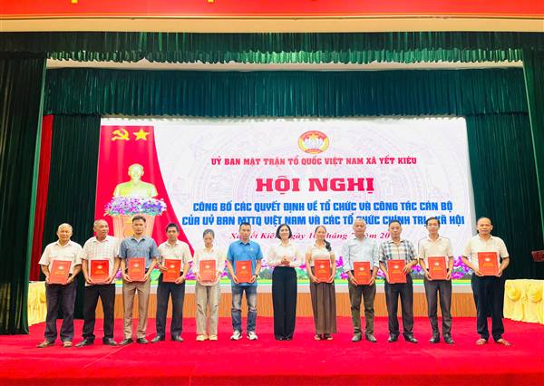 Ủy ban MTTQ Việt Nam xã Yết Kiêu công bố các quyết định về tổ chức và công tác cán bộ các tổ chức chính trị - xã hội ở thôn