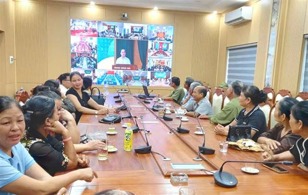 Cán bộ, hội viên nông dân xã Yết Kiêu tham dự hội nghị trực tuyến toàn quốc học tập, quán triệt, triển khai thực hiện Nghị quyết Đại hội IX Hội Nông dân Việt Nam